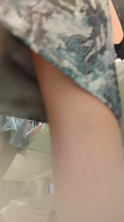 步行街拍抄底大神『KXCD』专挑年轻好看质量高的小姐姐 截图1