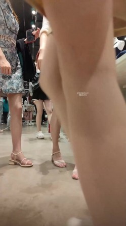 步行街拍抄底大神『KXCD』专挑年轻好看质量高的小姐姐 截图11