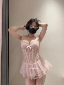 眼镜反差婊，推特天然巨乳女神【小鲅鱼】最新定制，自摸甩奶大摆锤、身材无敌 截图7