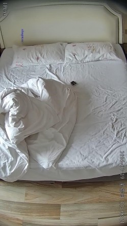 酒店偷拍爱干净每天都要换可爱床单的御姐范眼镜反差婊两天挨五顿操 截图1