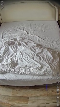 酒店偷拍爱干净每天都要换可爱床单的御姐范眼镜反差婊两天挨五顿操 截图2