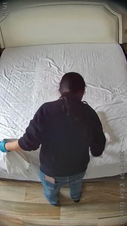 酒店偷拍爱干净每天都要换可爱床单的御姐范眼镜反差婊两天挨五顿操 截图3