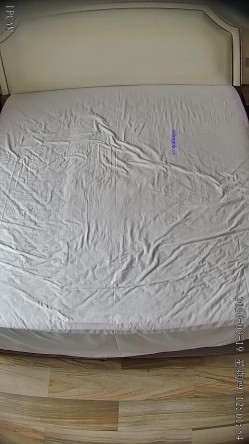 酒店偷拍爱干净每天都要换可爱床单的御姐范眼镜反差婊两天挨五顿操 截图4