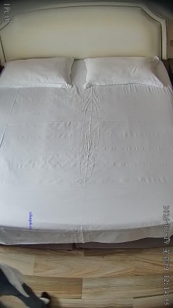 酒店偷拍爱干净每天都要换可爱床单的御姐范眼镜反差婊两天挨五顿操 截图15