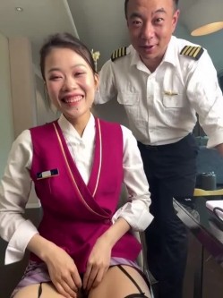 空姐被干了【优优baby】真实空姐和机长吃鸡舔穴舔脚 无套啪啪 户外 车里 截图4