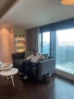 空姐被干了【优优baby】真实空姐和机长吃鸡舔穴舔脚 无套啪啪 户外 车里 截图5
