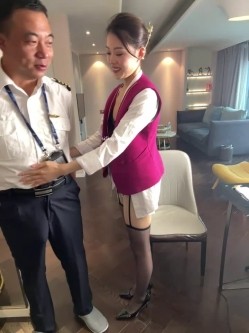 空姐被干了【优优baby】真实空姐和机长吃鸡舔穴舔脚 无套啪啪 户外 车里 截图8