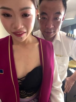 空姐被干了【优优baby】真实空姐和机长吃鸡舔穴舔脚 无套啪啪 户外 车里 截图12