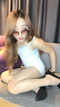 小艾同学高颜值骚女自慰啪啪，肉丝高跟鞋跳蛋塞入口交上位骑乘，换学生制服再来一炮 截图3