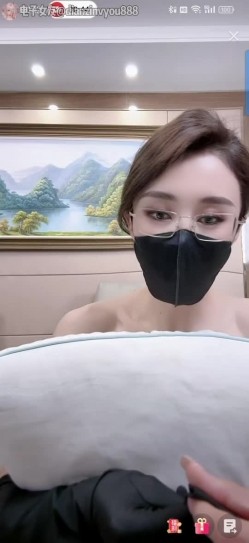 抖音30万粉丝丝袜反差少妇、上海33岁女上司范御姐网红「赵清妍」「小骆驼姐姐」激情自慰、约炮3P、色情SPA流出 截图1