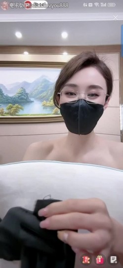 抖音30万粉丝丝袜反差少妇、上海33岁女上司范御姐网红「赵清妍」「小骆驼姐姐」激情自慰、约炮3P、色情SPA流出 截图3