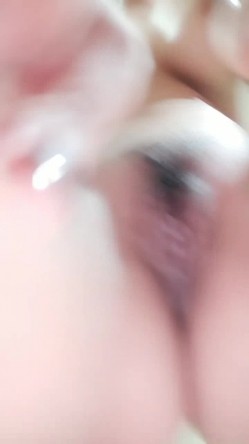 十分淫荡大奶少妇美女手上带上避孕套插穴自慰 喷水高潮 还用自慰棒插菊花 截图5