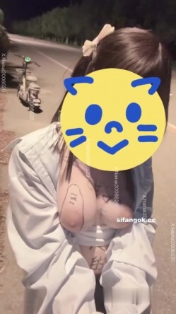 顶级大神【真嗣zhansi0106】高价定制，推特网红小母狗全身淫字户外顶逼裸舞任务 截图12