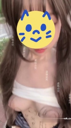 顶级大神【真嗣zhansi0106】高价定制，推特网红小母狗全身淫字户外顶逼裸舞任务 截图13