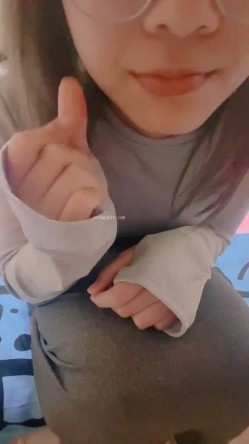 推荐！美乳学生亲戚家大秀~【百事可爱】姑妈还在睡觉~！ 截图5