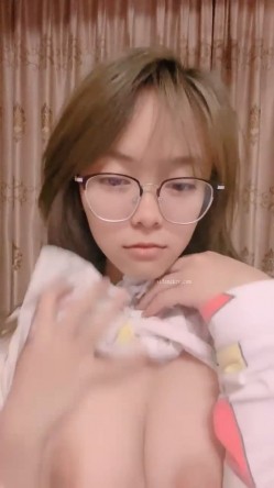 推荐！美乳学生亲戚家大秀~【百事可爱】姑妈还在睡觉~！ 截图15
