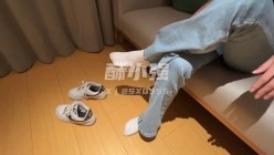 推特28万粉丝国产原创丝袜足交博主「酥小强」付费私拍 线下专约素人模特足交抚摸调情 截图8