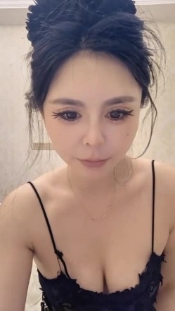 172长腿女神【水水】神似关之琳 大奶长腿翘臀 楼顶脱光扣屄 吃鸡插穴跳弹自慰 好刺激 截图1