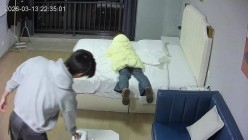 酒店偷拍甜美乖乖女嘚瑟被男友抱摔在床按住难逃啪啪 截图1