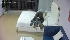 酒店偷拍甜美乖乖女嘚瑟被男友抱摔在床按住难逃啪啪 截图2