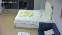 酒店偷拍甜美乖乖女嘚瑟被男友抱摔在床按住难逃啪啪 截图13