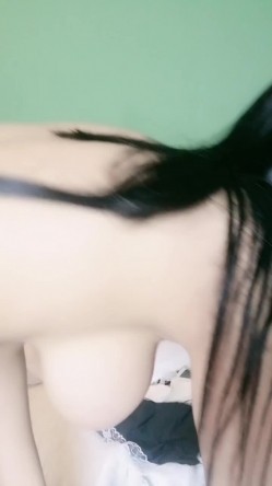 G奶无毛美穴近日刚播网红妹，高颜值性感吊带黑丝，翘起双腿特写，掰开小穴假屌抽插，跪着扭动圆润美臀，看着更是诱人 截图3