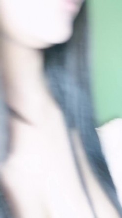 G奶无毛美穴近日刚播网红妹，高颜值性感吊带黑丝，翘起双腿特写，掰开小穴假屌抽插，跪着扭动圆润美臀，看着更是诱人 截图9