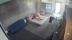 黑客破解家庭网络摄像头偷拍住毛坯房的年轻情侣疯狂做爱有时一天做爱几次 截图14