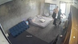 黑客破解家庭网络摄像头偷拍住毛坯房的年轻情侣疯狂做爱有时一天做爱几次 截图16