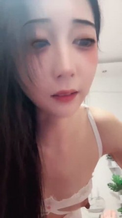 【菠萝吹吹】小兔子张张! 纯欲母狗校花 奶子很正圆而美 性感开档情趣服 主动吃鸡无套啪啪 内射 截图13