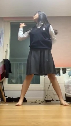【精品泄密】多位美女不雅视频遭曝光 ️（17位美女良家出镜） 截图14