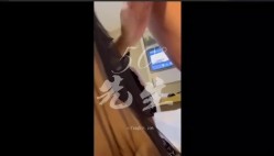 牧风人妻【真实高质量换妻】网上招来优质猛男来操自己的长腿黑丝老婆，他则在一旁兴奋地录像，老婆被操越狠他越兴奋加入3P 截图9