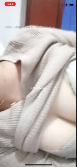 【小辣椒是你的保姆】喂你喝奶水长大的风韵少妇，‘哈哈哈丑女无敌’，AV棒手指扣粉穴，喷淫水出来，开门自慰，邻居声音都听到了！ 截图4