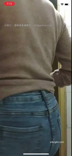 【小辣椒是你的保姆】喂你喝奶水长大的风韵少妇，‘哈哈哈丑女无敌’，AV棒手指扣粉穴，喷淫水出来，开门自慰，邻居声音都听到了！ 截图8
