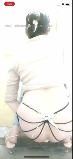 【小辣椒是你的保姆】喂你喝奶水长大的风韵少妇，‘哈哈哈丑女无敌’，AV棒手指扣粉穴，喷淫水出来，开门自慰，邻居声音都听到了！ 截图11