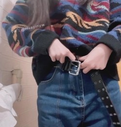清纯眼镜反差婊！推特女神大生原味【花音小姐】大尺度ZW定制，放尿、换姨妈巾 截图2