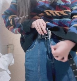 清纯眼镜反差婊！推特女神大生原味【花音小姐】大尺度ZW定制，放尿、换姨妈巾 截图3