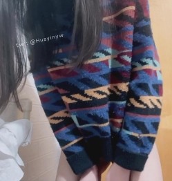 清纯眼镜反差婊！推特女神大生原味【花音小姐】大尺度ZW定制，放尿、换姨妈巾 截图15