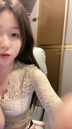 G奶校花~20小时~【小初恋】，清纯指数极高，年龄看着不大这对大奶子真是惊人 截图1