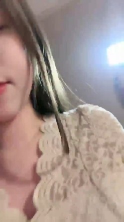 G奶校花~20小时~【小初恋】，清纯指数极高，年龄看着不大这对大奶子真是惊人 截图4