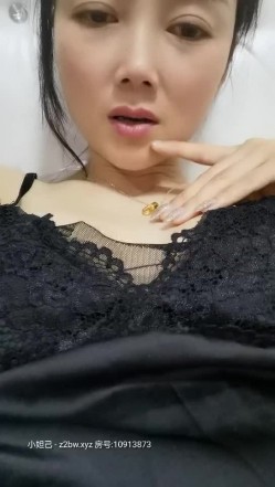国产良家夫妻居家自拍，【仙气飘飘】风骚小少妇，极品美胸魔鬼身材，口交啪啪后入被老公插得哇哇叫，高清源码录制 截图5
