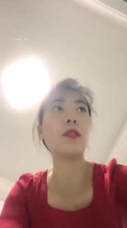 离异人妻，【单身少妇】，天气炎热寻刺激，户外小溪还有那么多人，脱光游一会儿，美景当前可惜无人观看 截图1