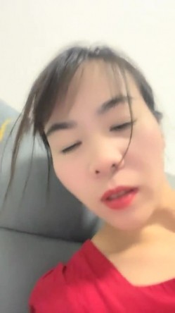 离异人妻，【单身少妇】，天气炎热寻刺激，户外小溪还有那么多人，脱光游一会儿，美景当前可惜无人观看 截图3