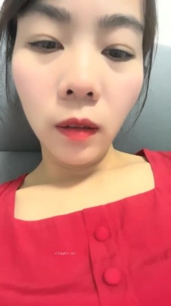 离异人妻，【单身少妇】，天气炎热寻刺激，户外小溪还有那么多人，脱光游一会儿，美景当前可惜无人观看 截图7