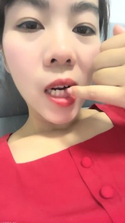 离异人妻，【单身少妇】，天气炎热寻刺激，户外小溪还有那么多人，脱光游一会儿，美景当前可惜无人观看 截图10