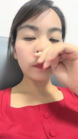 离异人妻，【单身少妇】，天气炎热寻刺激，户外小溪还有那么多人，脱光游一会儿，美景当前可惜无人观看 截图13