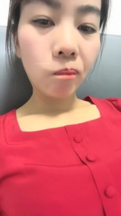 离异人妻，【单身少妇】，天气炎热寻刺激，户外小溪还有那么多人，脱光游一会儿，美景当前可惜无人观看 截图14