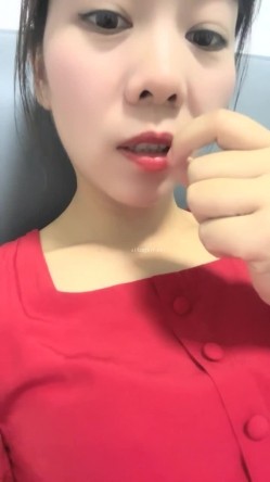 离异人妻，【单身少妇】，天气炎热寻刺激，户外小溪还有那么多人，脱光游一会儿，美景当前可惜无人观看 截图15