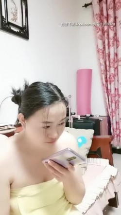 水浙浙真空遛弯 光头眼镜大叔吃饭 媳妇用大黑牛玩小弟弟 口爆 截图1