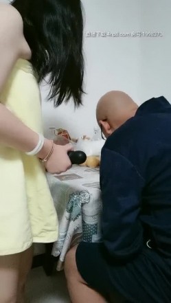 水浙浙真空遛弯 光头眼镜大叔吃饭 媳妇用大黑牛玩小弟弟 口爆 截图2